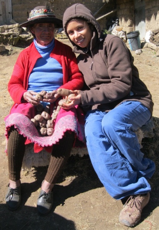 Alejandra Arce con una productora de papa en Huancavelica, Perú