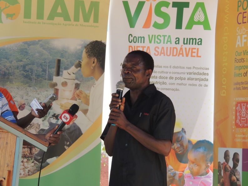 The Decentralised Vine Multiplier Vieira Sardinha Tuquiua from Murrupula district shares his experience in relation to multiplication and distribution of vines (credit to B. Rakotoarisoa)