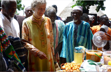 Former UN Secretary General Kofi Annan and his wife Nane sample products made with OFSP in Ghana. Photo Credit Erna Abidin (CIP-Ghana)