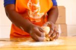 Christina Nyirahabimana: La receta original del mandazi (rosquilla) de camote de pulpa anaranjada