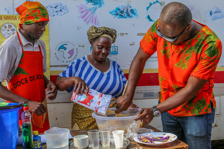 A cooking demonstration in Mozambique helps teach communities how to incorporate OFSP into their daily diets. Aprons, head wraps and t-shirts help to reinforce the OFSP brand. Photo by Sara Quinn/CIP