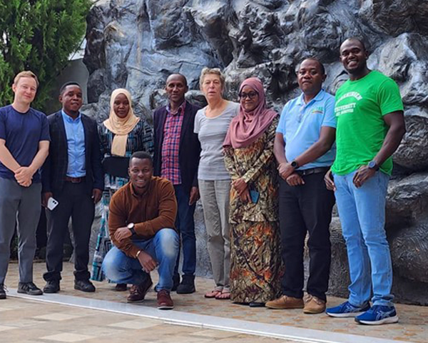 The group that spend a week in the field carrying out eight experimental auctions: RTB Team of TARI-Ukiriguru of Dr Hadidja Musa and Dr Peter Deusdedit Mlay, Dr. Kwame Ogero and Saadan Edson of CIP, and Dr Erik Delaquis of Alliance CIAT, Dr. Conny Almekinders WUR.