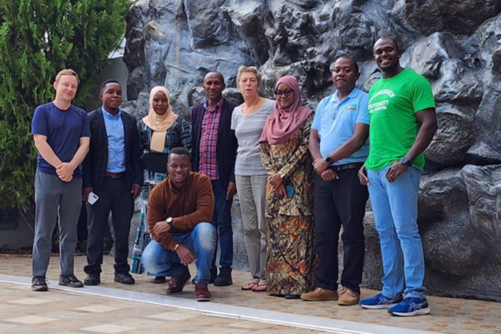 The group that spend a week in the field carrying out eight experimental auctions: RTB Team of TARI-Ukiriguru of Dr Hadidja Musa and Dr Peter Deusdedit Mlay, Dr. Kwame Ogero and Saadan Edson of CIP, and Dr Erik Delaquis of Alliance CIAT, Dr. Conny Almekinders WUR.